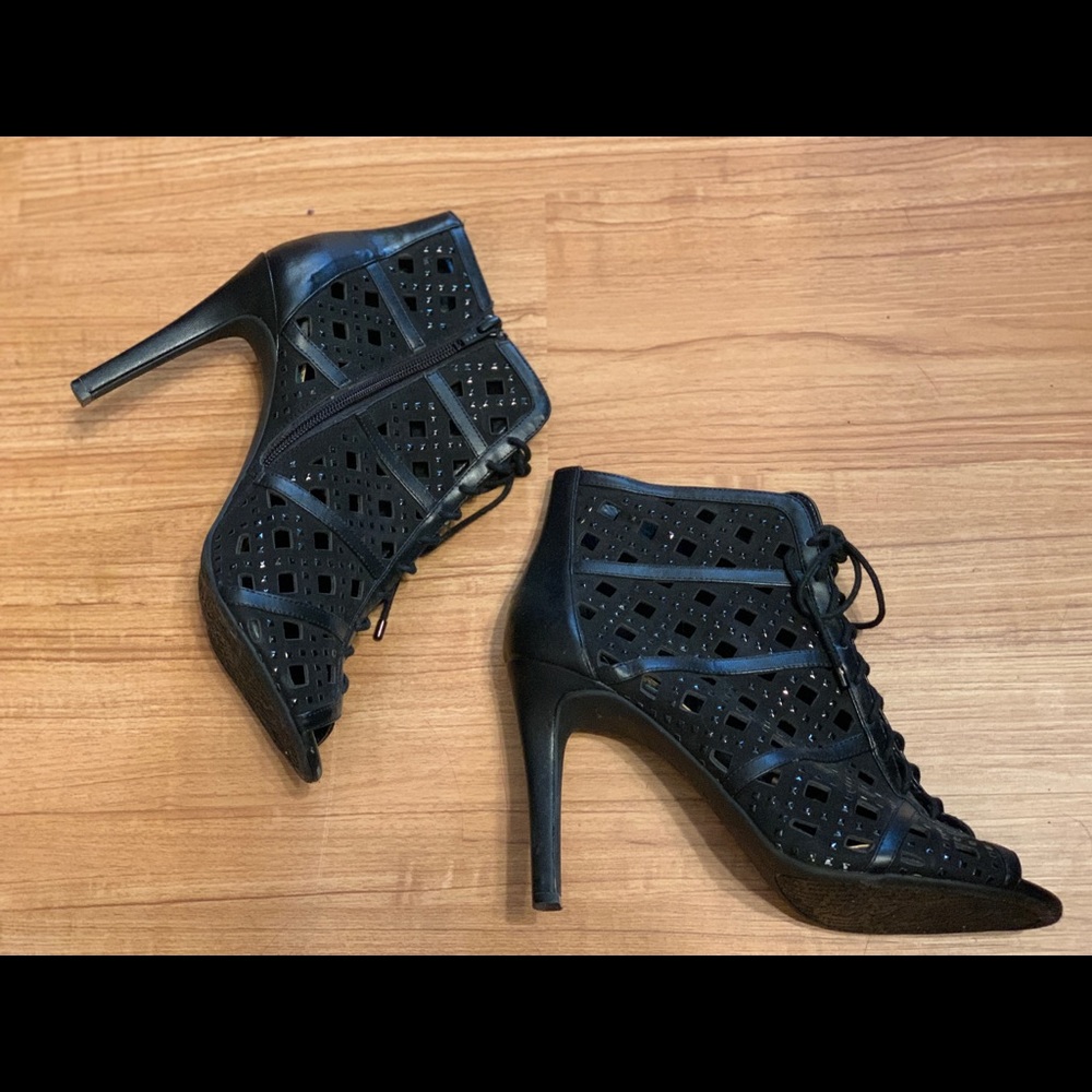 Gianni Bini black heels w black jewels & lace up